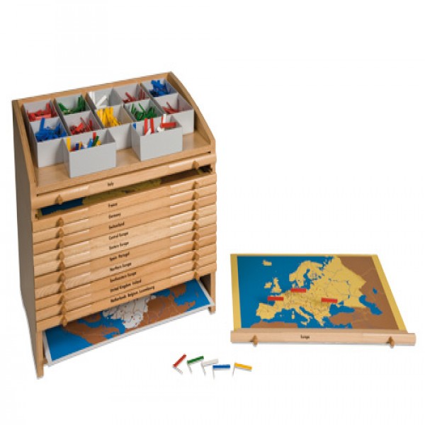 Với kệ bản đồ các nước Châu Âu Montessori 2024, con bạn sẽ được học một cách thông minh và luôn sẵn sàng cho việc tìm hiểu các chủ đề liên quan đến lục địa này. Sắp xếp các quốc gia, thành phố và địa danh hợp lý trên kệ đồ chơi và giúp con bạn phát triển vốn kiến thức bản đồ.