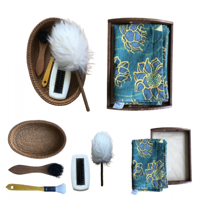 Lau bụi bàn (Dusting a Table)